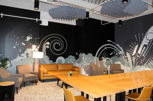 CoHatch-meeting-room