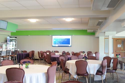 Medina-Country-Club-Restaurant-Seating