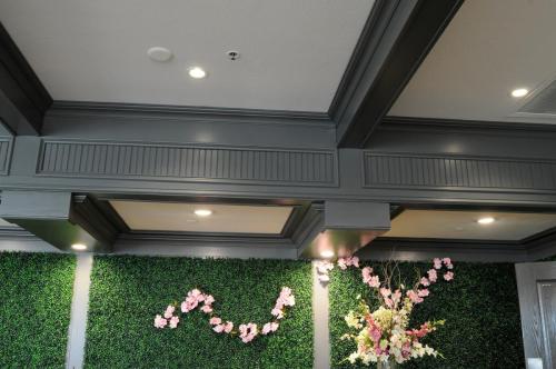 The-Aviator-ceiling-trim