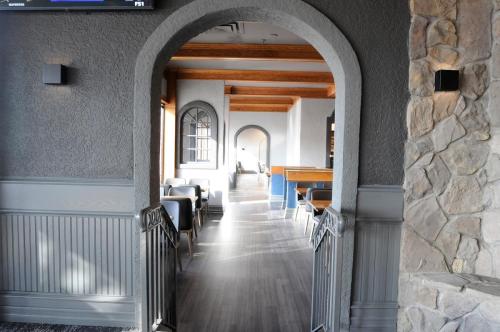 The-Aviator-eating-booths