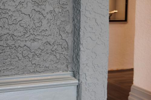 The-Aviator-textured-wall-closeup