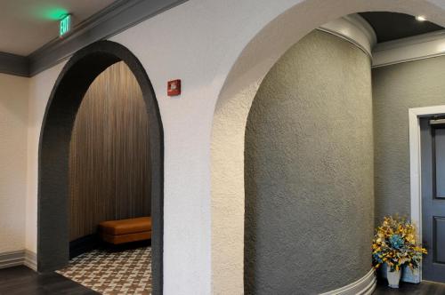 The-Aviator-textured-walls